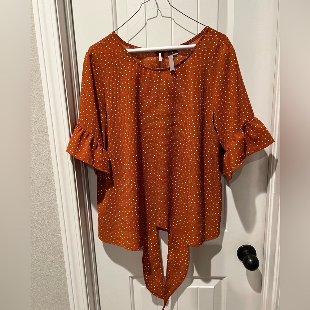 💰 5/$20!! White Polka Dot Ruffle Sleeve Top - Brown rust orange women’s sz L